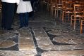 Slavn labyrint na kamenn podlaze chrmu v Chartres. "Chod" se po kolenou...